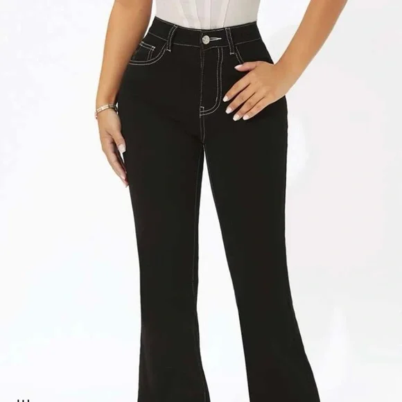This is SHEIN PETITE butterfly pattern flare leg pants! There super cute!